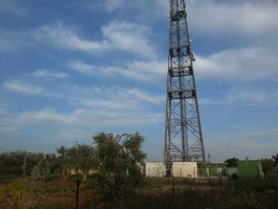 La parte pi� bassa dell'antenna. Si possono notare molto bene le sezioni trasversali e i generatori di corrente elettrica ai suoi piedi